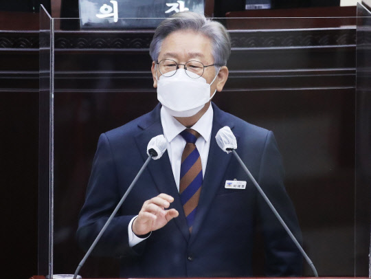 지난 9월15일 이재명 경기도지사가 경기도 수원시 경기도의회에서 열린 제354회 임시회 제4차 본회의에서 제3차 경기도 재난기본소득 등이 포함된 추가경정 예산안이 통과된 후 인사말을 하고 있다.연합뉴스